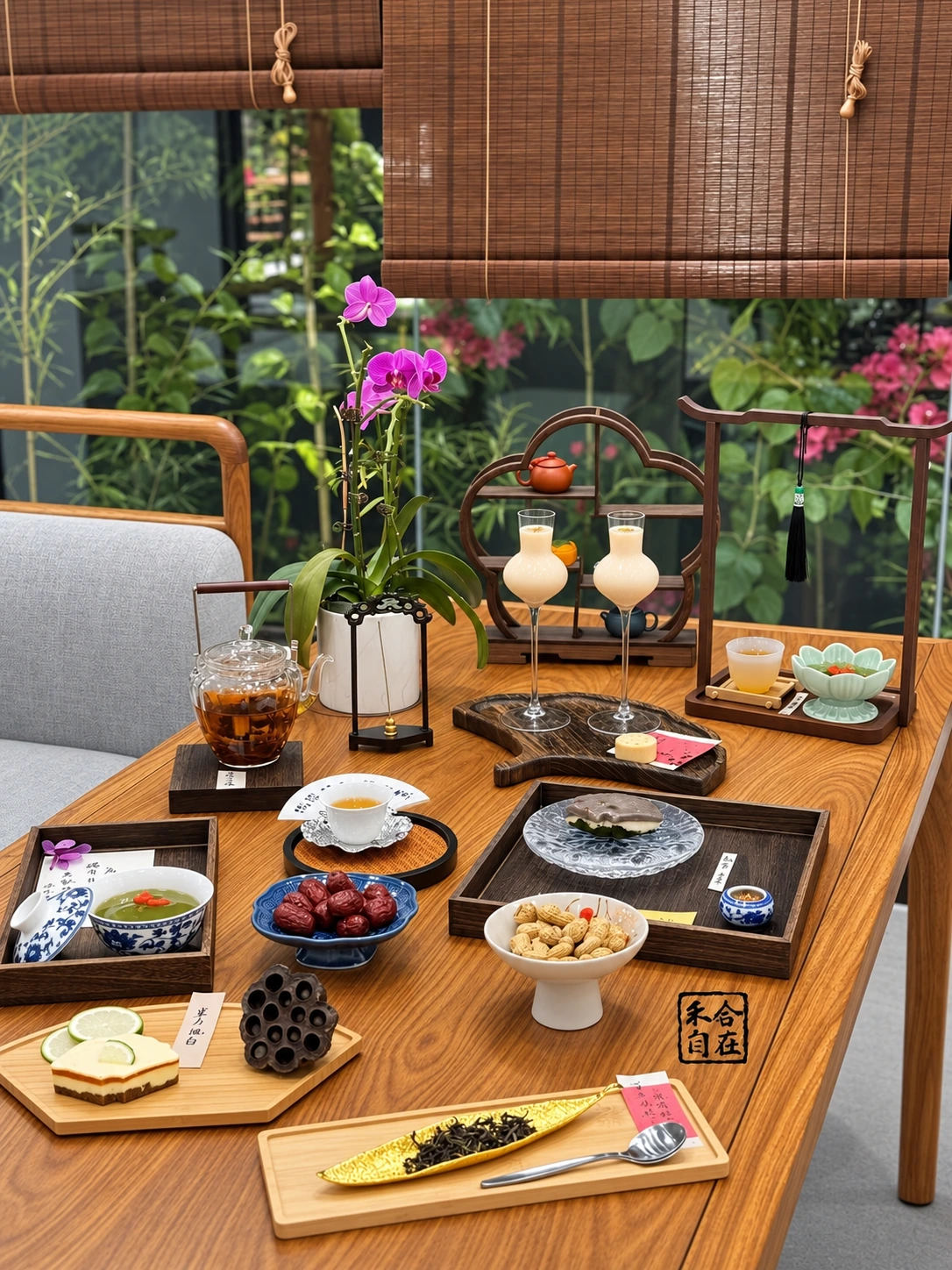 竹帘茶桌上的茶与茶点