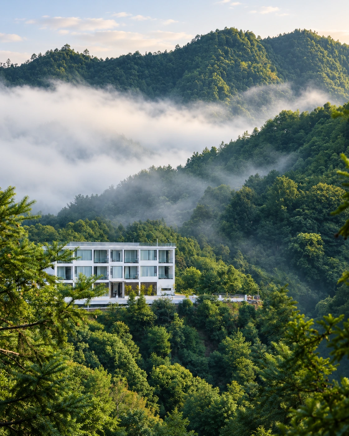 云雾群山中的白色建筑