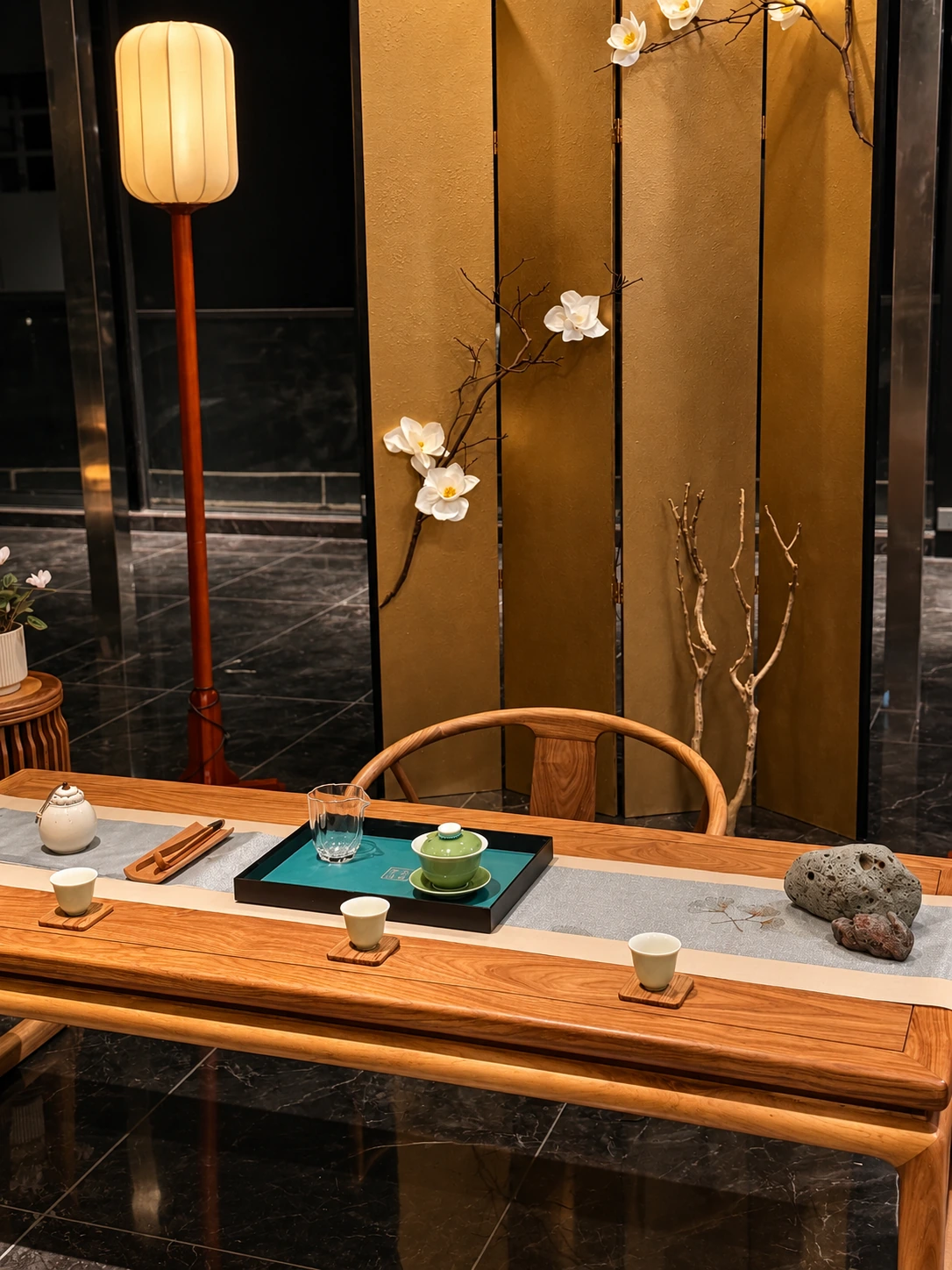 暖灯下室内茶台
